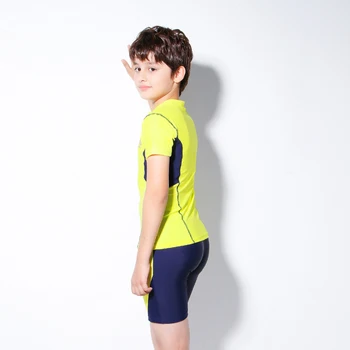 Najstniški fantje nosijo dvodelne kopalke za otroke šport kratka sleeved rumeno majico in modre hlače